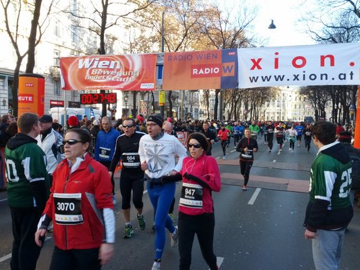 Zieleinlauf bei 27min, die Massen strömen rein Zieleinlauf bei 27min, die Massen strömen rein